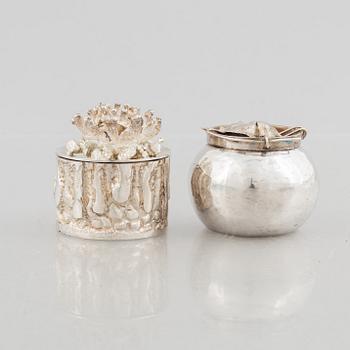 Lars Arby, två små sterling silver dosor med lock, Göteborg 1970 och 1980.