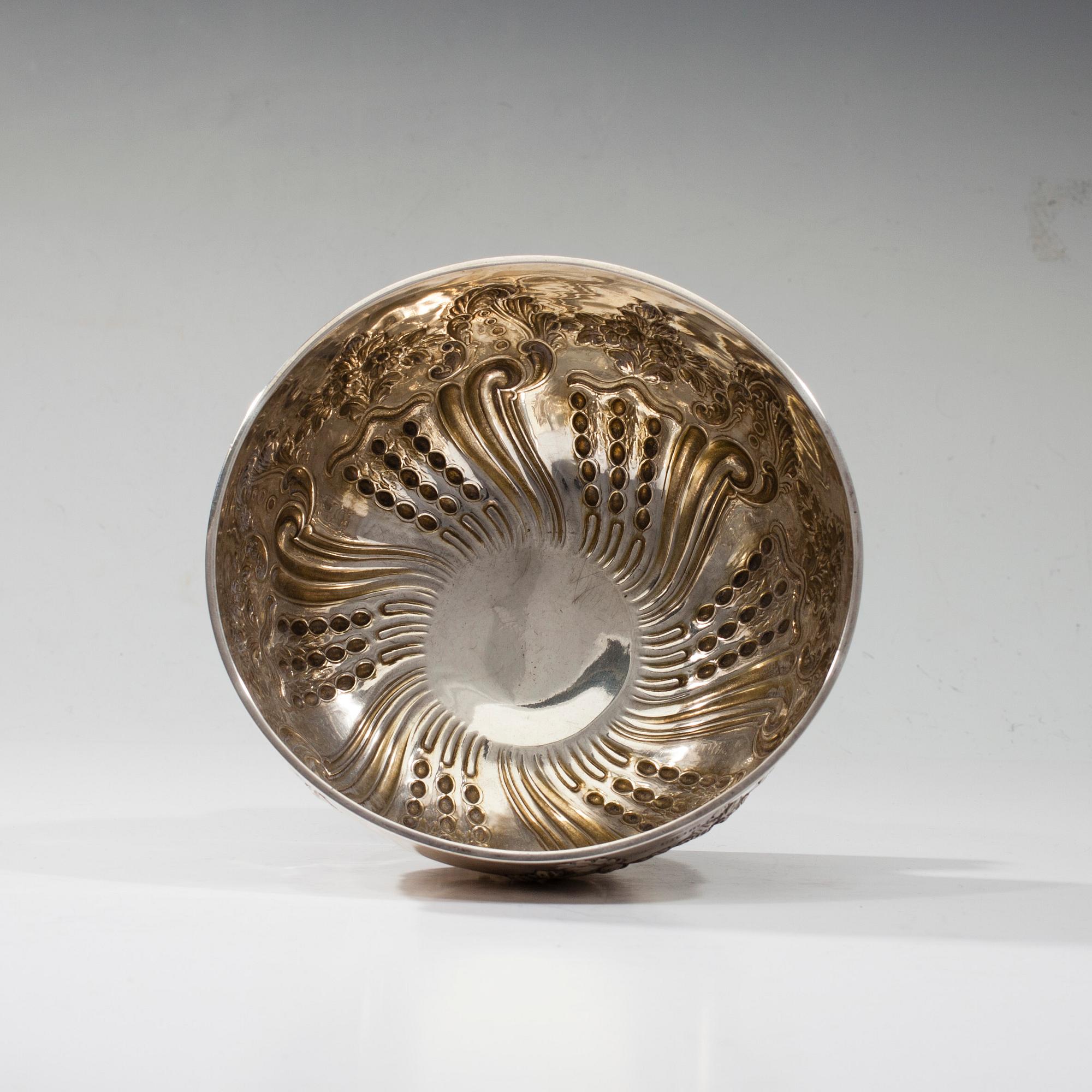 SKÅL, silver, Goldsmiths & Silversmiths Co Ltd, London 1908, finska kontrollstämplar. Vikt 353 g.