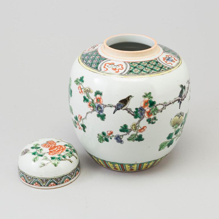 A famille verte porcelain jar with cover, Qing dynasty, late 19th/early 20th century.