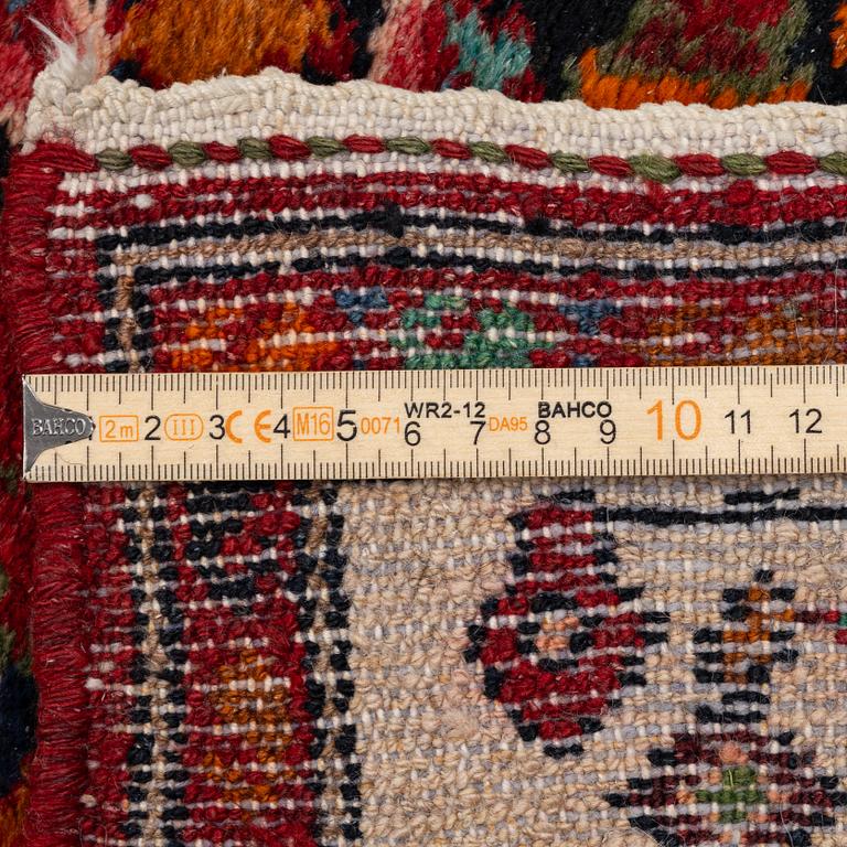 A semi-antique Hamadan runners carpet, 290 x 100 cm.