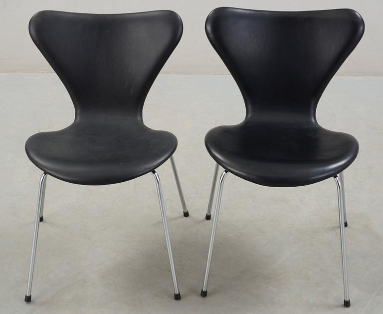 STOLAR, ett par, "Sjuan", Arne Jacobsen, Fritz Hansen, formgiven 1955.