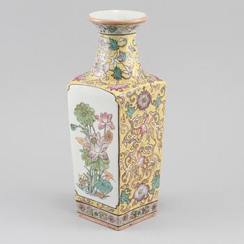 VAS, porslin, Kina, 1900-tal.