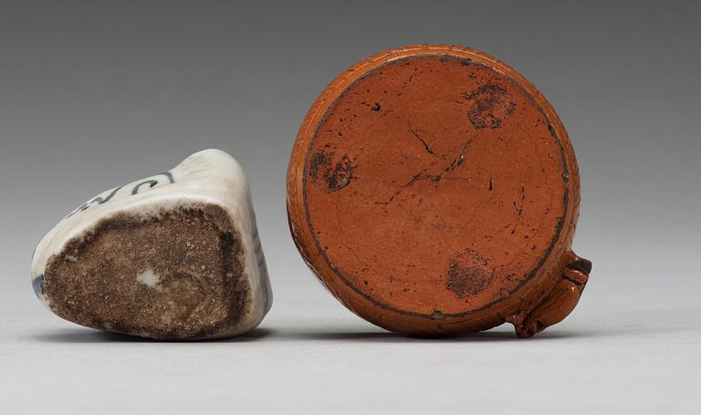 VATTENDROPPARE, två stycken, keramik. Japan/Korea, 1800-tal.