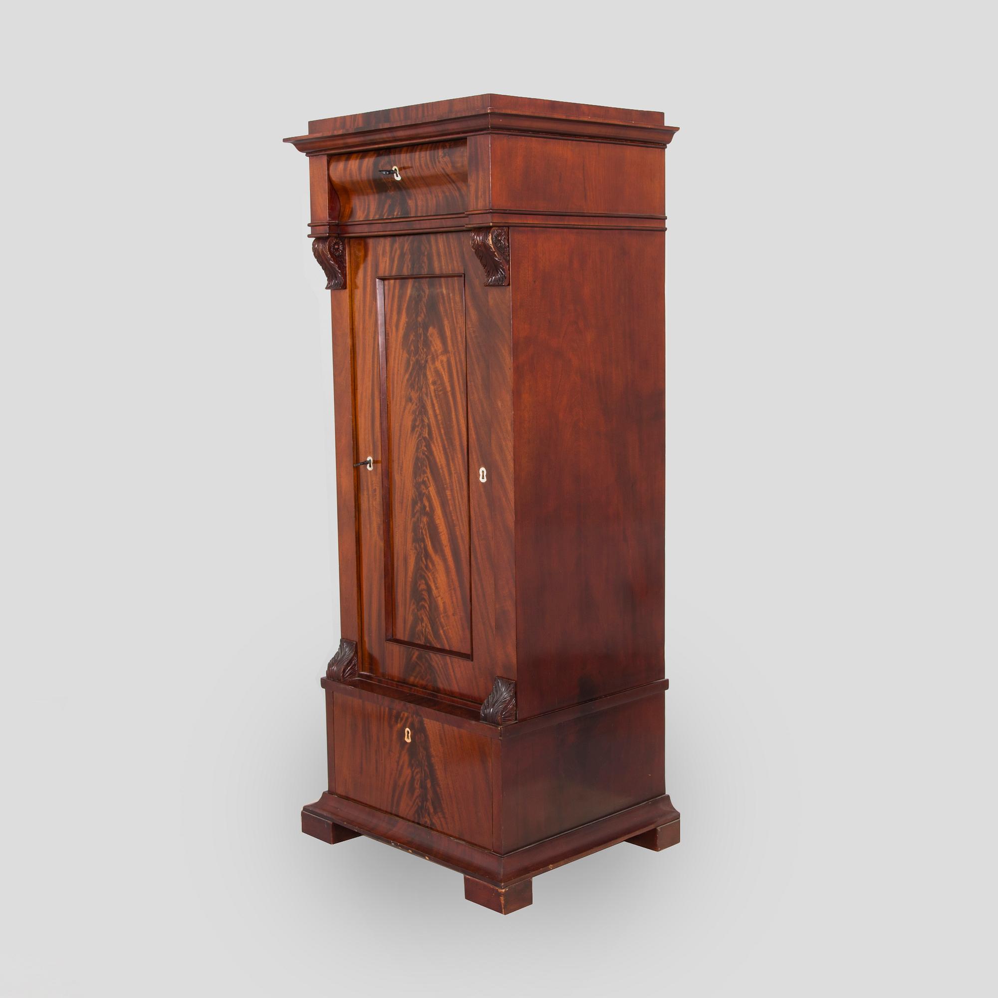 A mahogany veneered cabinet from around year 1900.