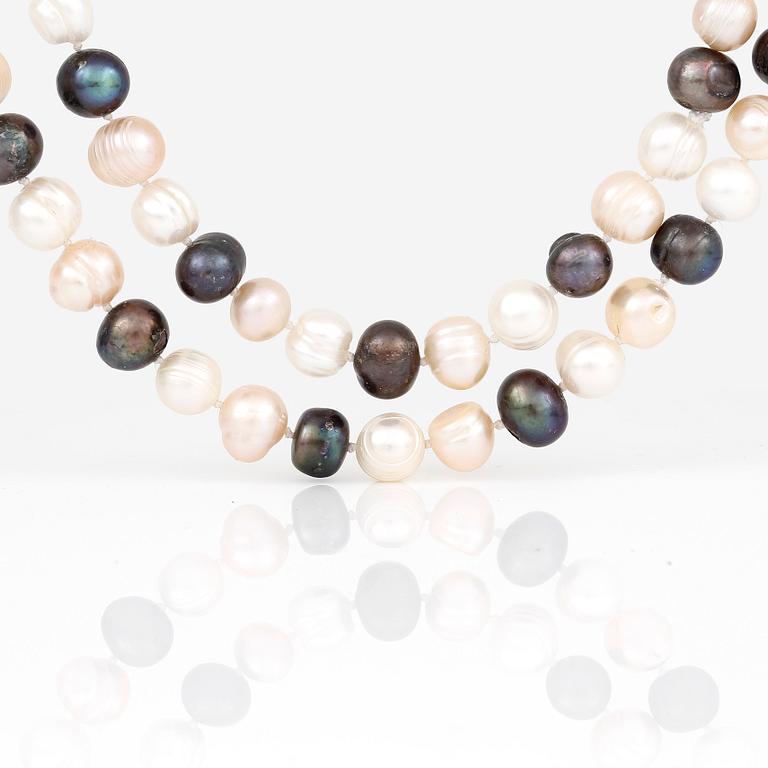 COLLIER, 2 st, odlade vita och grå sötvattenpärlor.