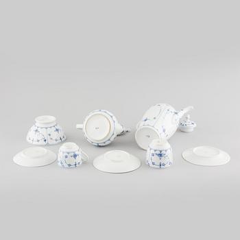 SERVISDELAR, 39 delar, porslin,  "Musselmalet", Porsgrund samt Royal Copenhagen, Norge och Danmark, 1900-tal.
