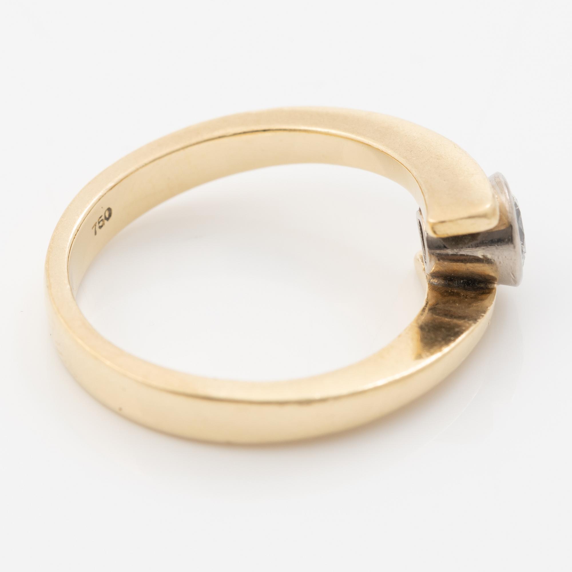 18K gold ring with a round brilliant-cut diamond.