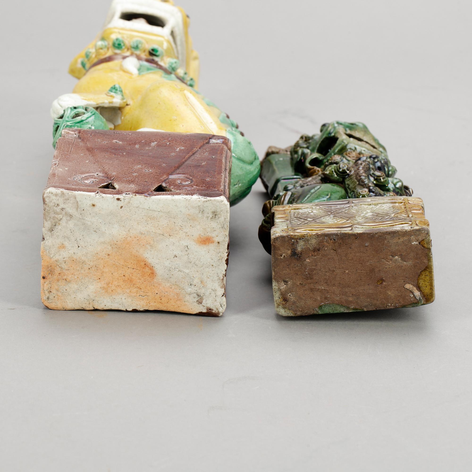 FOHUNDAR, 2 st, porslin, Kina 1900-tal.