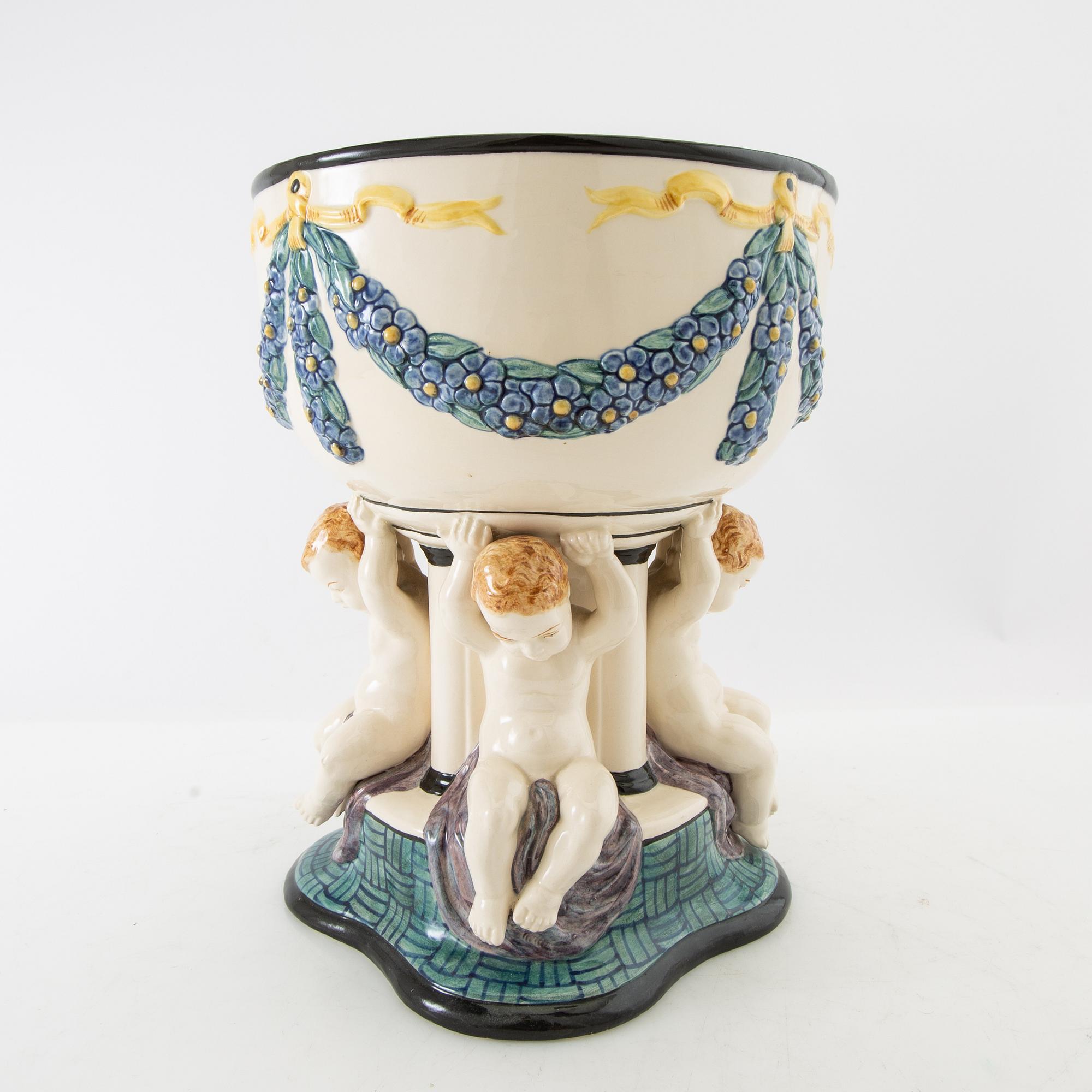 Wilhelm Süss jardinière/Bowl on foot for Karlsruhe State Majolica Manufactory AG, first half of the 20th century.