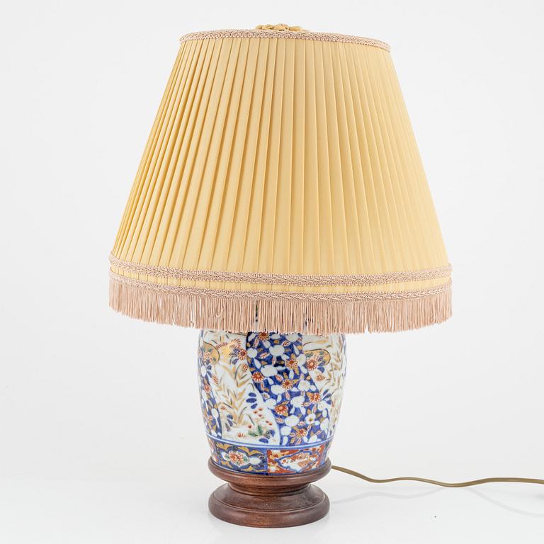 A Chinese table lamp, 20th century.