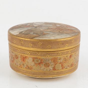 A Japanese Satsuma box with cover, early 20th century.