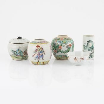 Two jars, a bowl, a vase and a container with cover, porcelain, China, 19th and 20th century.