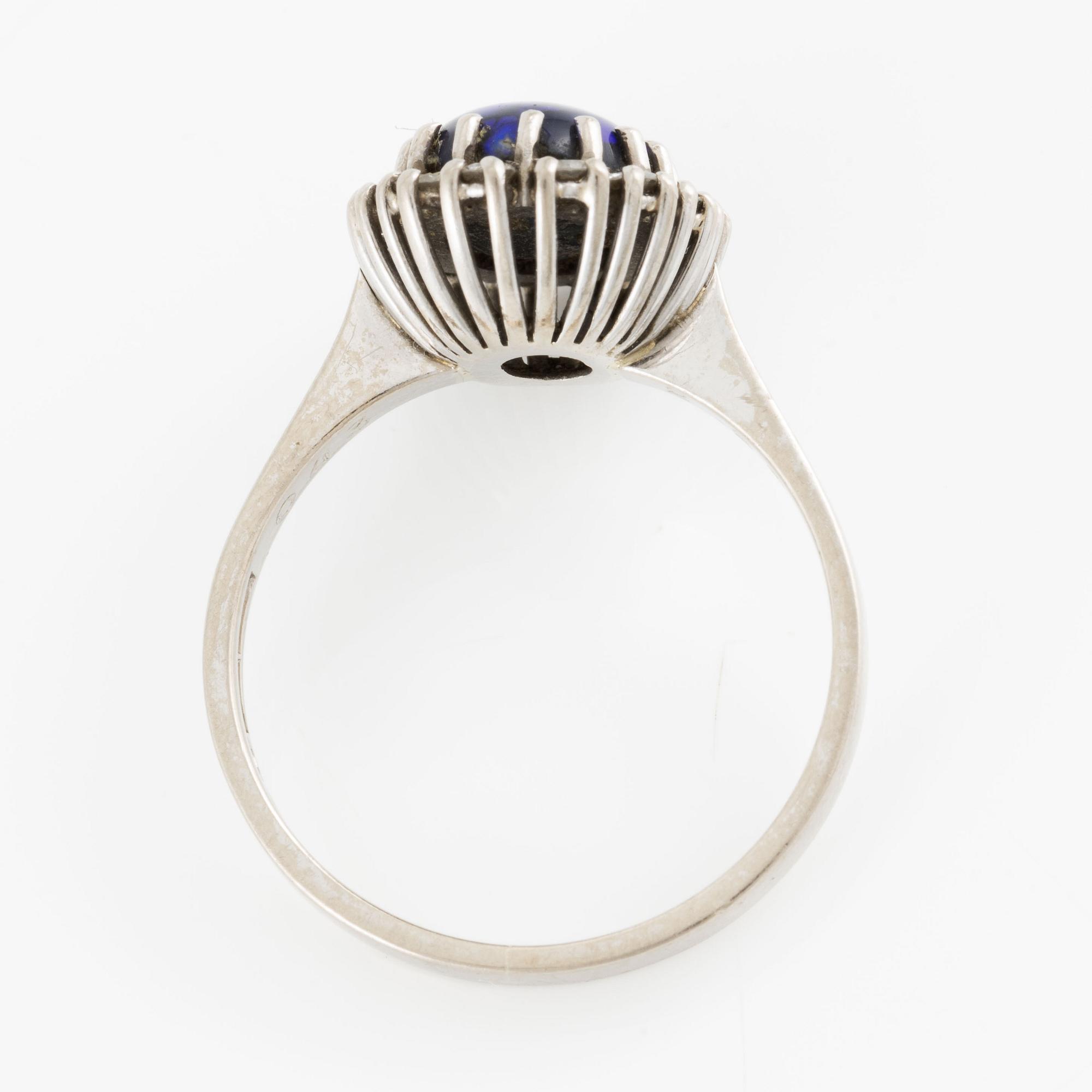 Ring, 18K white gold with opal and brilliant-cut diamonds.