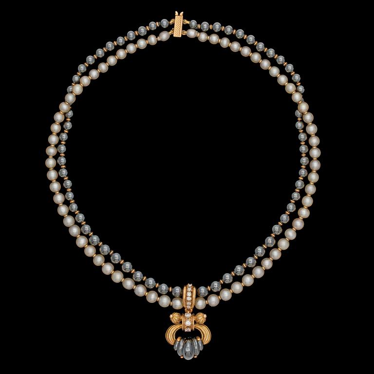 COLLIER, Chaumet, orientaliska pärlor, briljantslipade diamanter, tot. ca 0.50 ct  och hematit kulor.