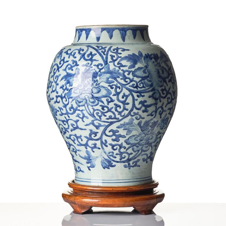 A large blue and white jar, Transition, 17th century.