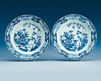 A pair of blue and white dishes, Qing dynasty Kangxi (1662-1722).