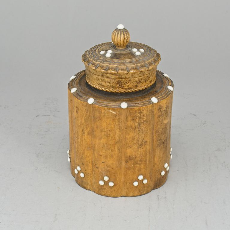 A wooden tobacco jar, 19th century.