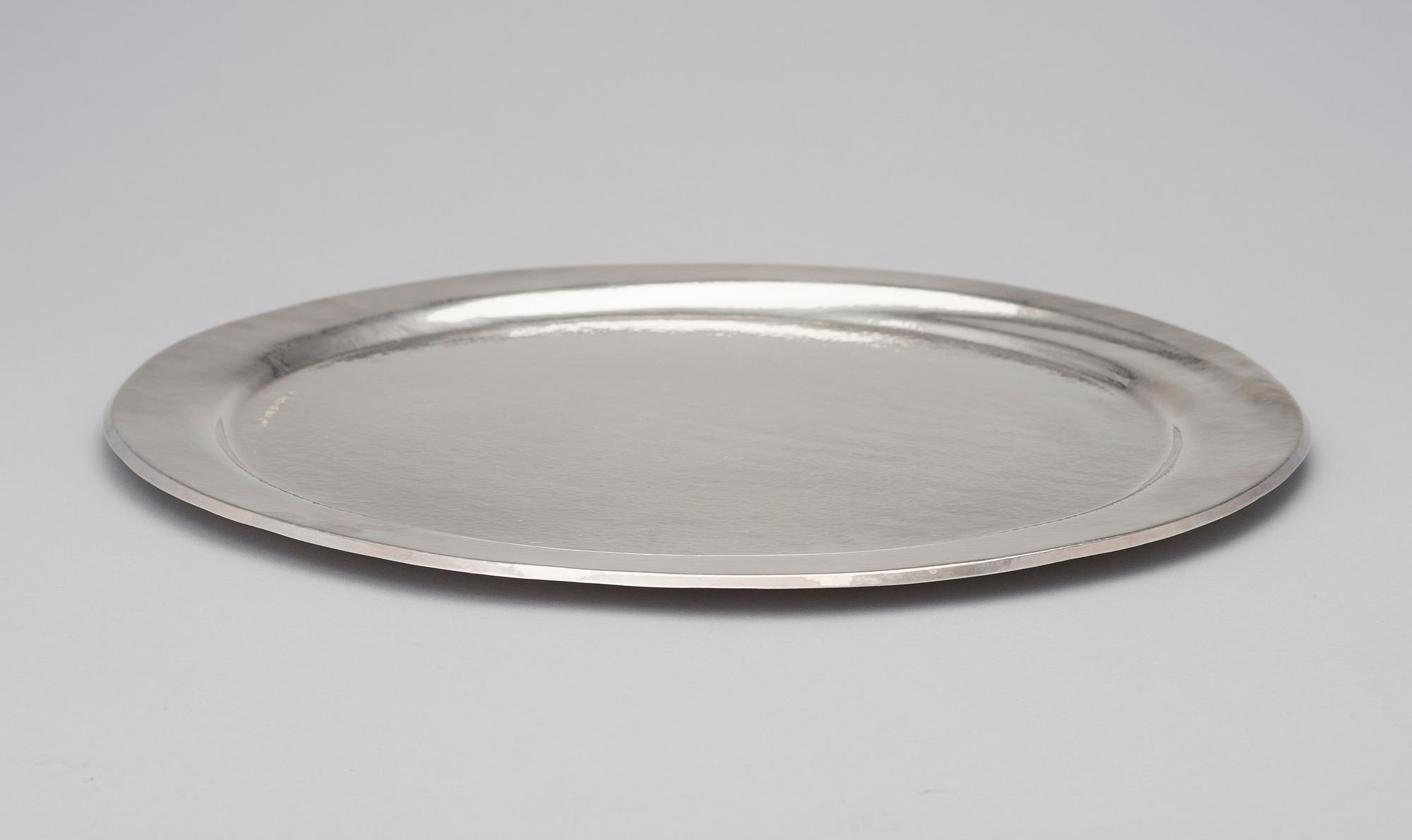 A silver tray marked Auran kultaseppä 1988, weight 1707 g.