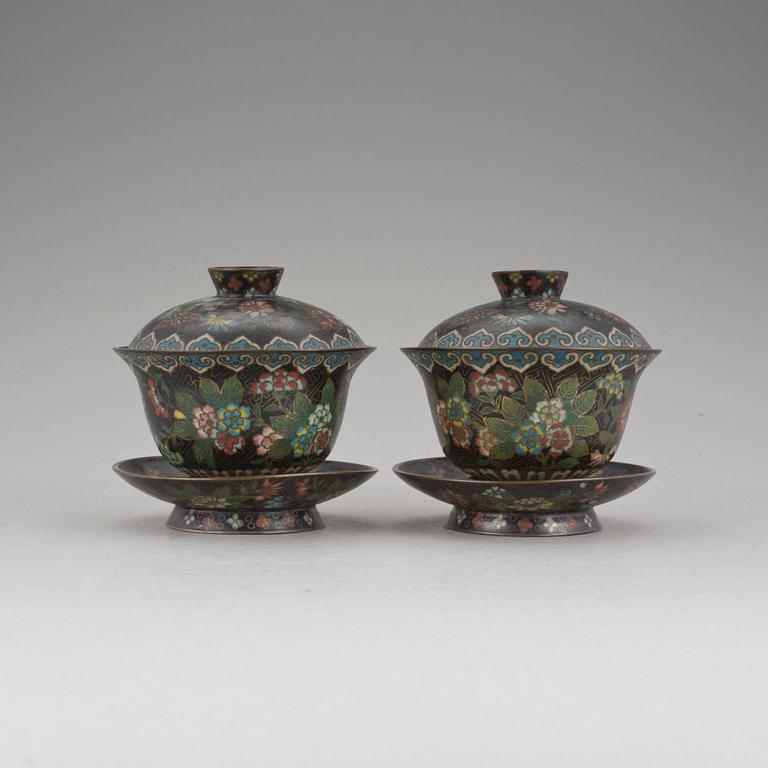KOPPAR, ett par, cloisonné. Sen Qing dynasti, omkring 1900.