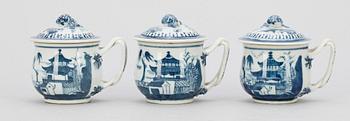CREMEKOPPAR, 3 st, porslin, Kina, 1800-talets första hälft.