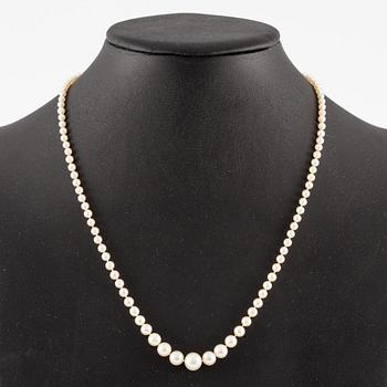 Pearl necklace, with graduated cultured pearls, clasp 18K gold set with small white stones.