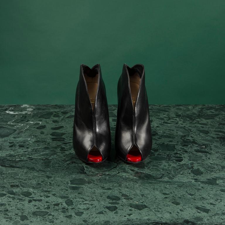 A pair of shoes by CHRISTIAN LOUBOUTIN, in size 37.