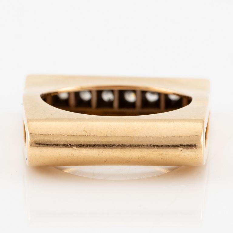 A W.A. Bolin ring in 18K gold set with round brilliant-cut diamonds.