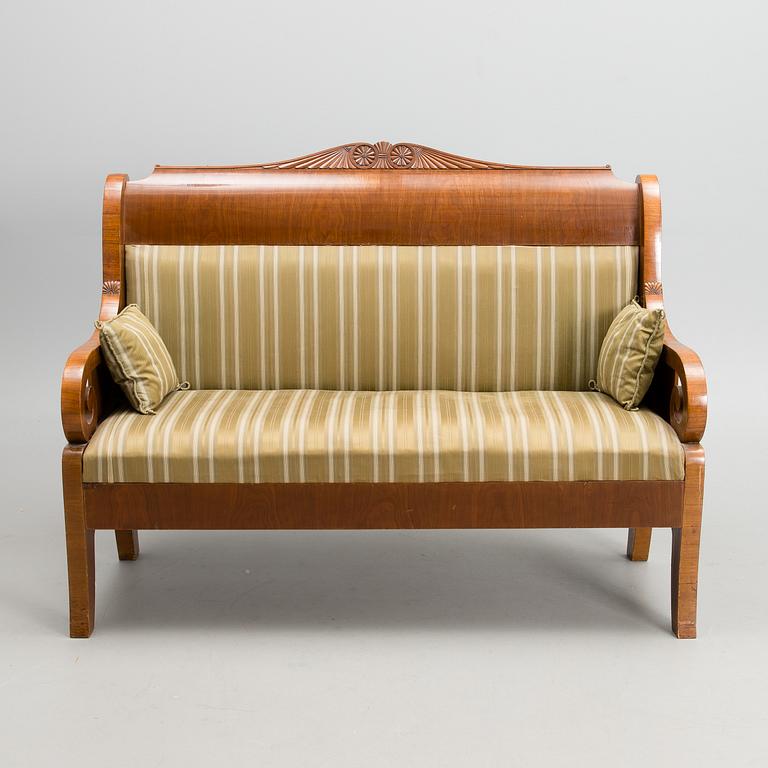 A set of 7 piece Biedermeier sofa suite, 1920s.
