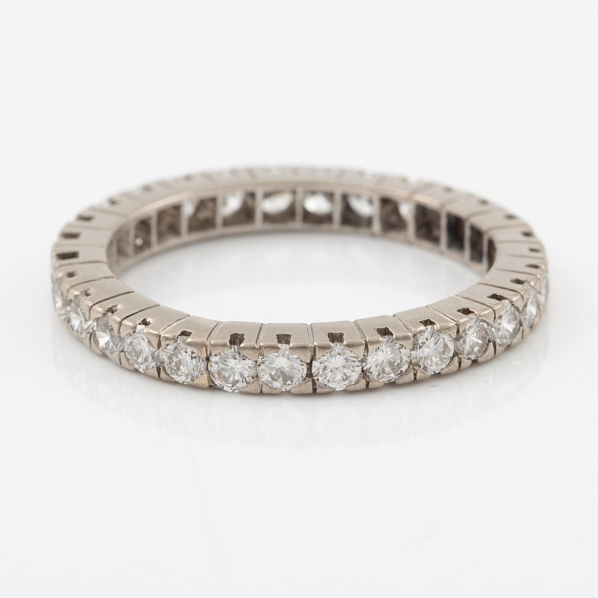 Alliansring, helallians, 18K vitguld med briljantslipade diamanter.