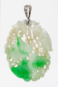 Pendant 18k whitegold, jadeite and brilliant-cut diamonds, height approx 6 cm.