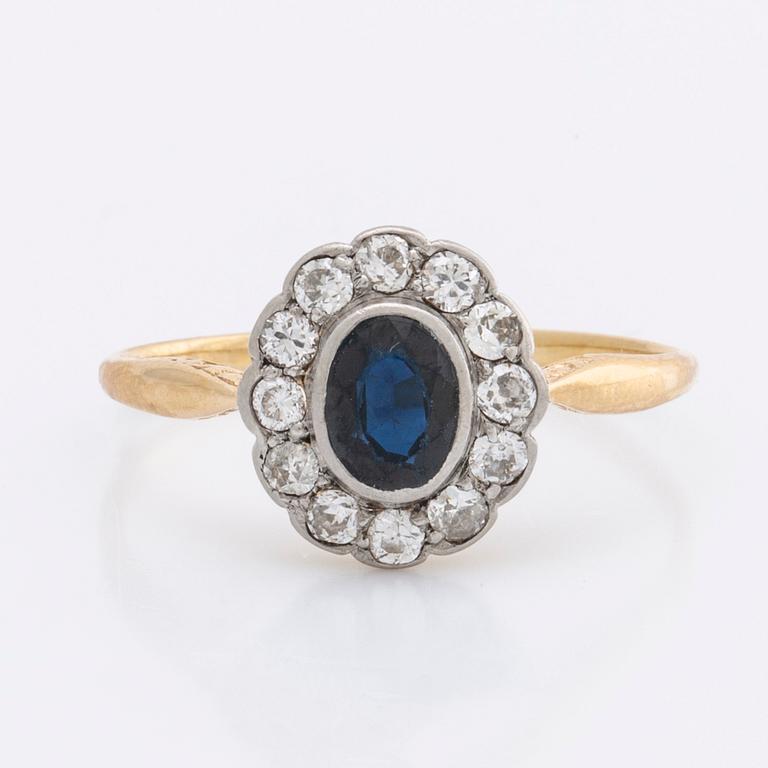 RING 18K gold w 1 sapphire approx 5 x 3 mm and old-cut diamonds approx 0,35 ct in total.
