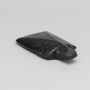 YXHUVUD, svart sten.