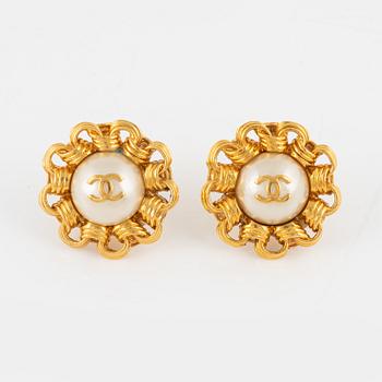 Chanel, earrings, a pair from 1990.