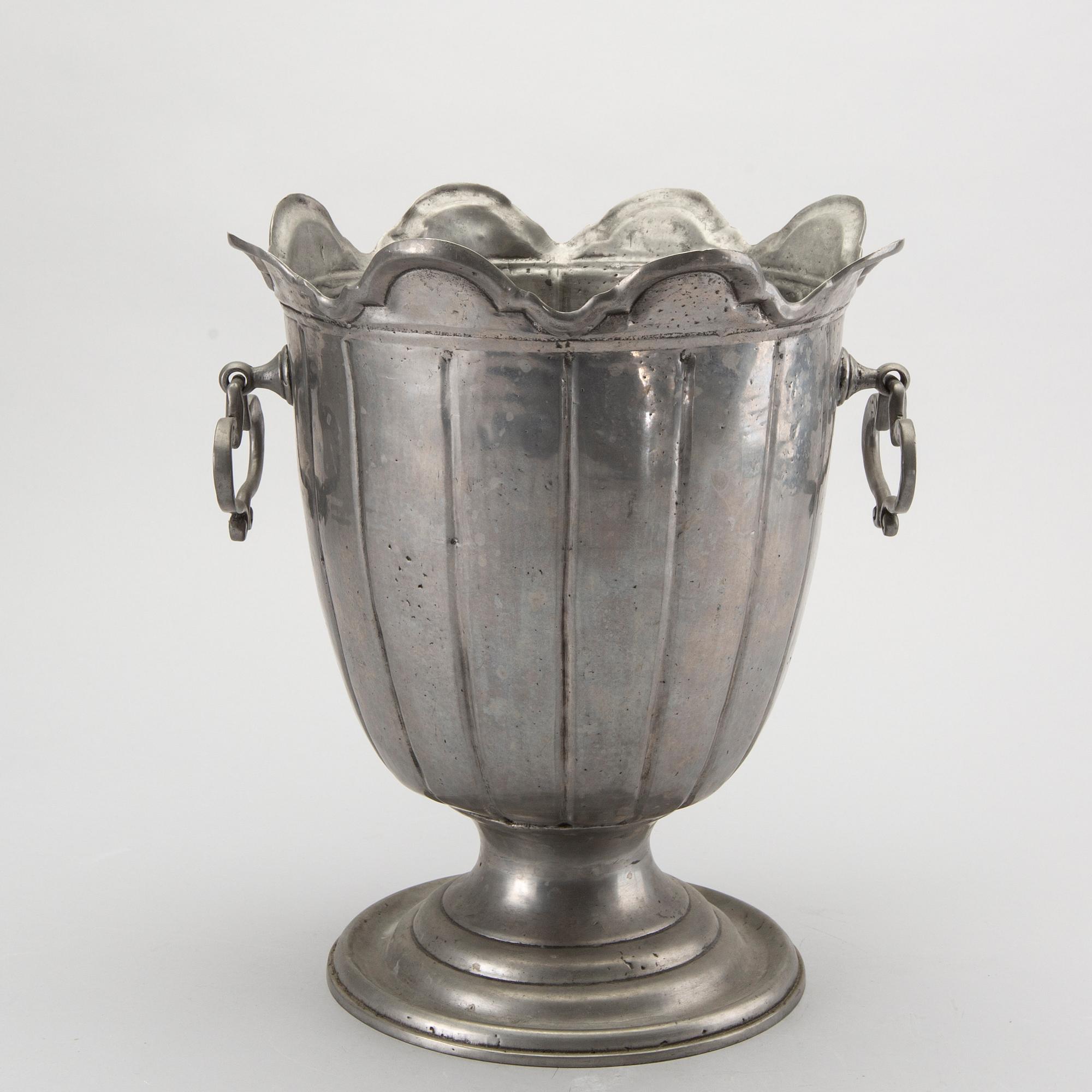 A first half och 20th century pewter Champange cooler.