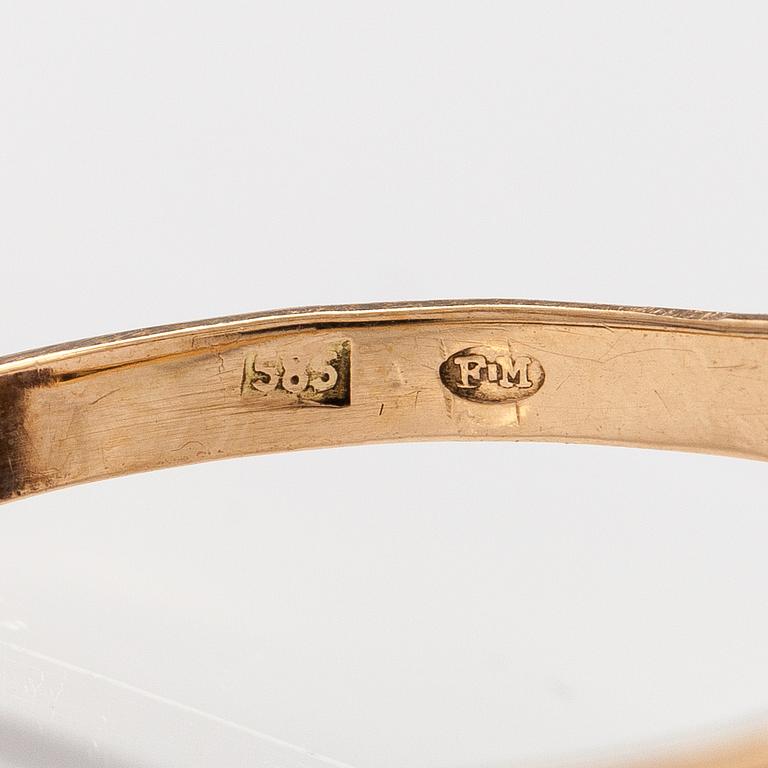 A 14K gold ring with a calcedone.