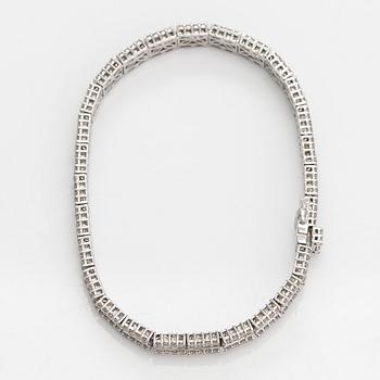 An 18K white gold bracelet with diamonds ca. 7.42 ct in total according to engraving.