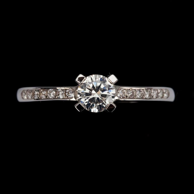 RING, vitguld 14K, briljantslipade diamanter, mittsten 0,39 ct + 0,11 ct. Vikt 2,3 g.