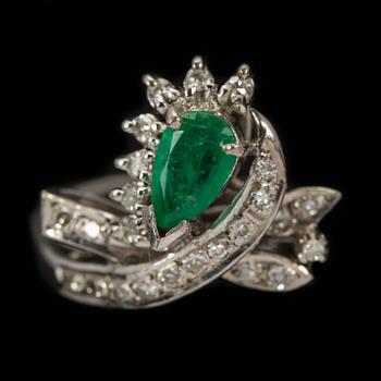 RING, 14 k guld med diamanter samt smaragd. Vikt ca 3,7 g.