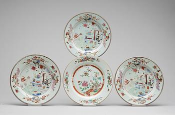 349. A set of four porcelaine dinner plates, Qing dynasty, Qianlong (1736-95).