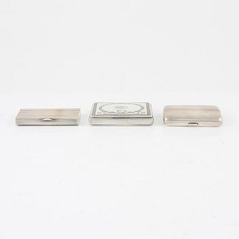 Cigarettetuier, 3 st låghaltigt silver och emalj. 1900-tal.