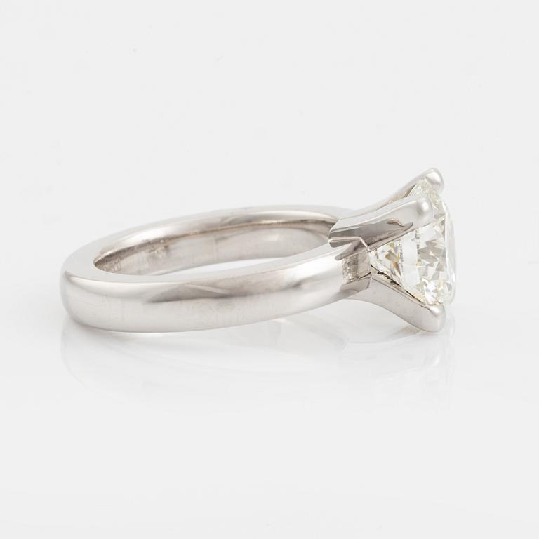 An 18K white gold ring set with a round brilliant-cut diamond.