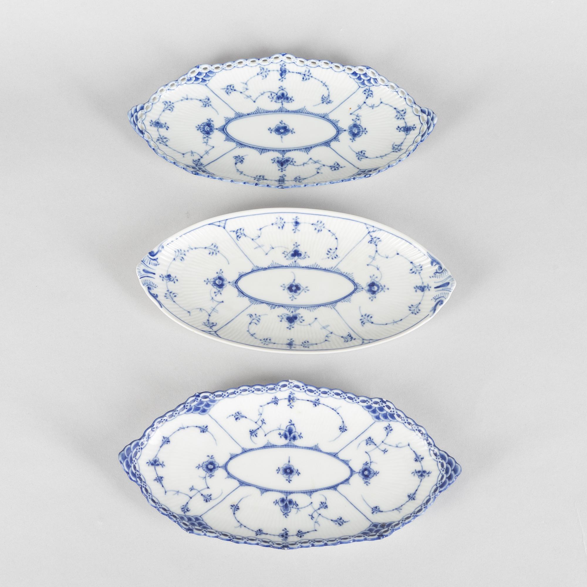 Serveringsfat / skedfat, tre stycken, porslin, Royal Copenhagen, "Musselmalet", modell 1115, 263, 1955 och 1960.