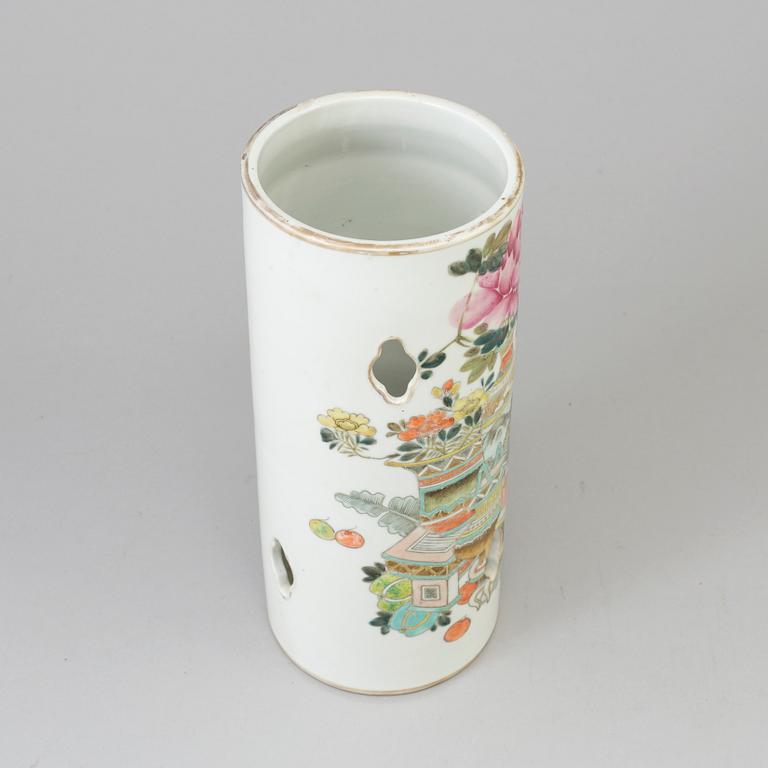 A Chinese famille rose porcelain hat stand, early 20th century.