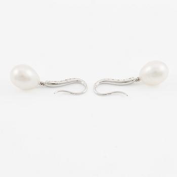 Earrings 18K white gold with cultured drop-shaped pearls and brilliant-cut diamonds.