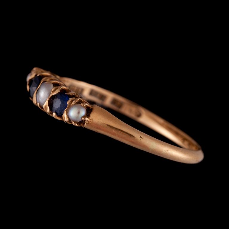 RING, 18K guld, pärlor, safirer. Sverige, 1919. Vikt ca 1,9 g.