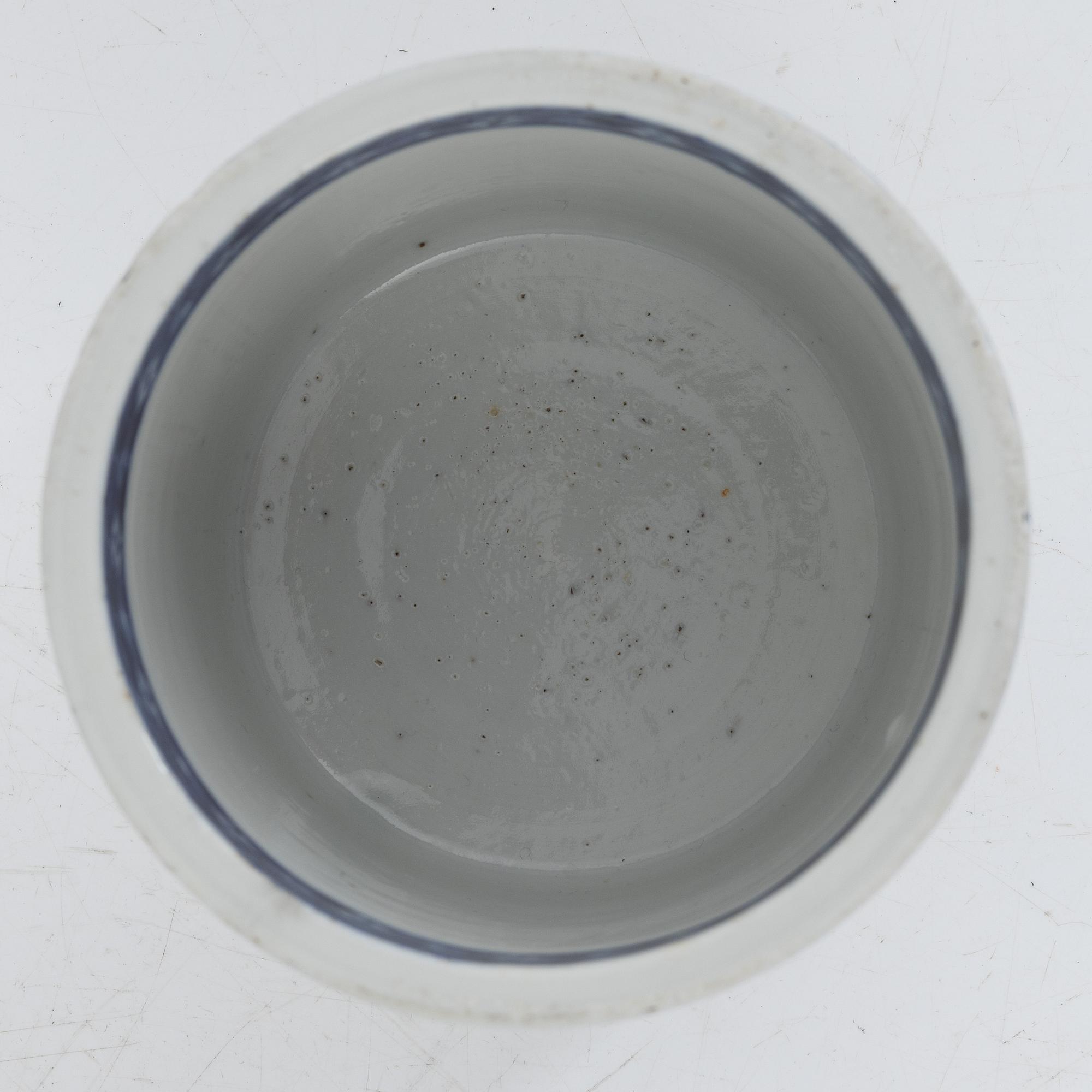 A blue and white Chinese porcelain pot, Qing dynasty, Daoguang (1821-1850).