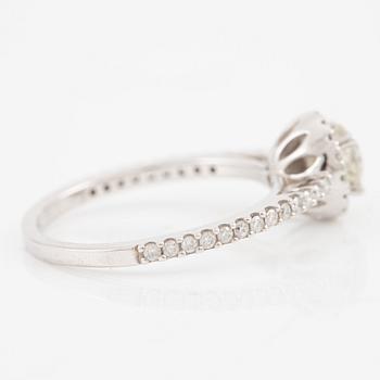 Ring, 14K white gold with brilliant-cut diamonds.