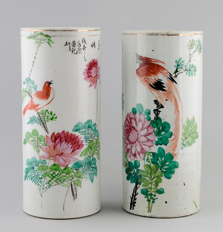 PENSELVASER, 2 st, porslin, Kina, 1900-tal.