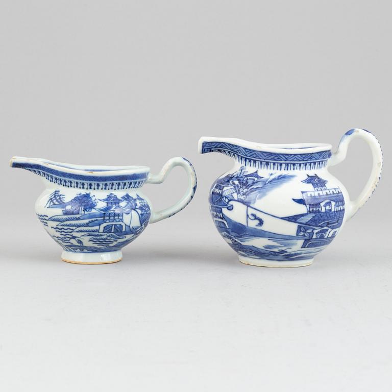 A group of Chinese porcelain, Qing dynasty, Qianlong (1736-1795), Jiaqing (1736-1820) and 19th/20th century, (9 pcs).