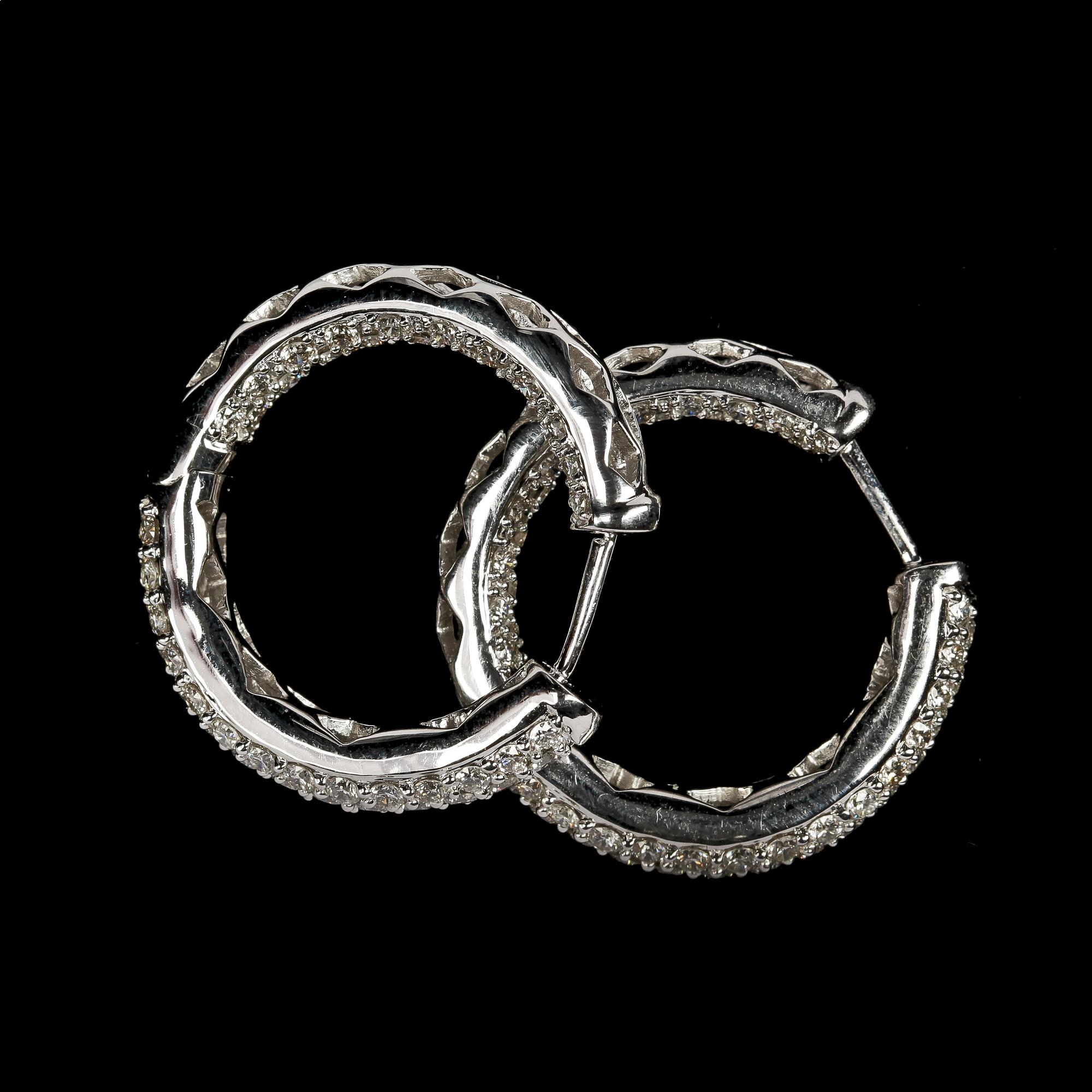 ÖRHÄNGEN, 148 briljantslipade diamanter, tot. 2.58 ct.